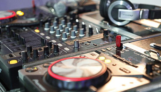 dj mixing headphones 4k wallpa…