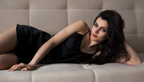hot model in black dress brune…